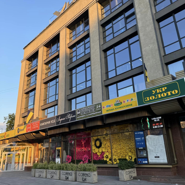 Рівняни, оцініть оновлену вітрину ЦУМу 